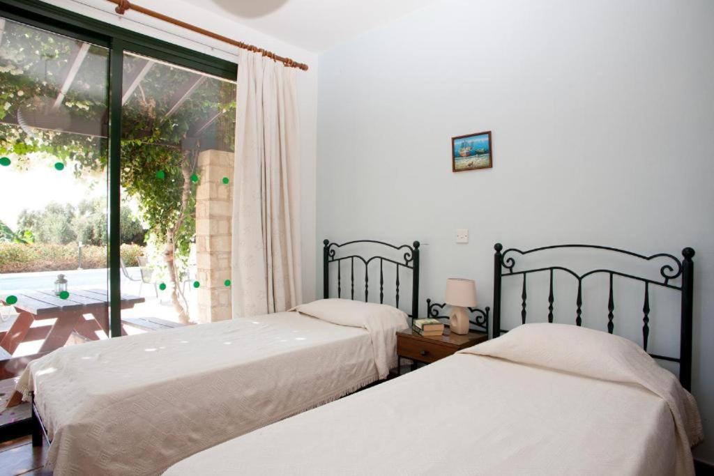 Banana Sunset Villas Paphos ภายนอก รูปภาพ