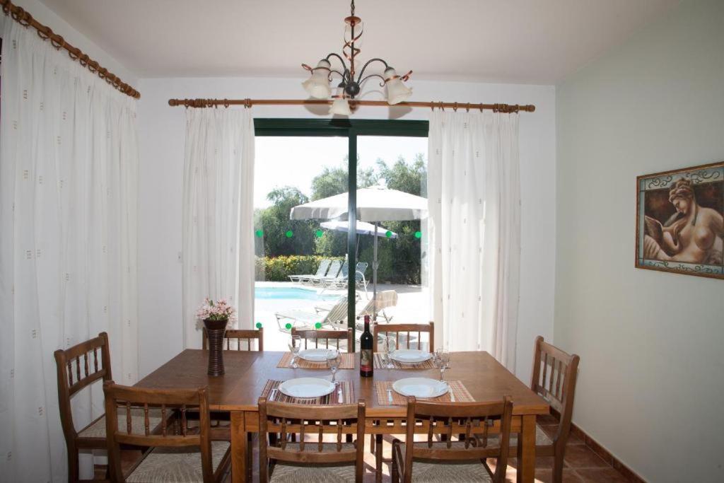 Banana Sunset Villas Paphos ภายนอก รูปภาพ