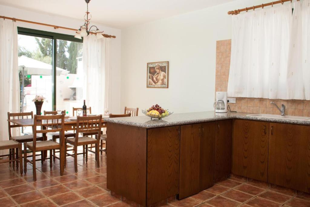 Banana Sunset Villas Paphos ภายนอก รูปภาพ